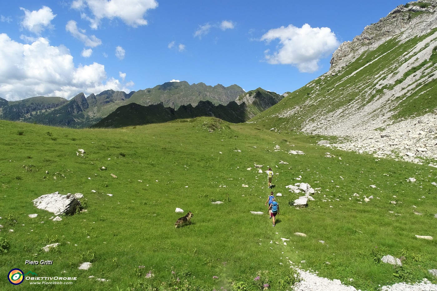 75 Dalla Bocchetta di Corna Piana discesa su ghiaioni e pratoni al Passo Branchino.JPG